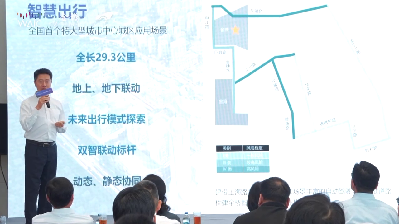 AutoX安途第五代RoboTaxi驶入浦东，首个自动驾驶出行服务上海中心城区开跑(图2)